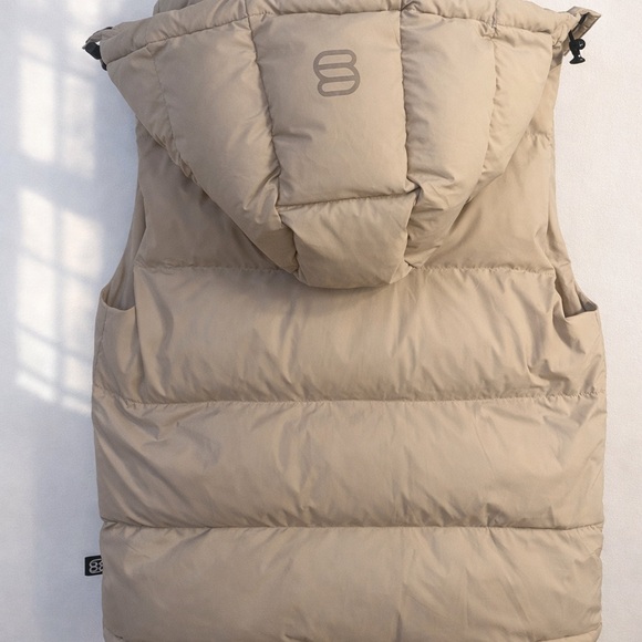 Aritzia - The Super Puff Original Beige Vest in SMALL - Picture 4 of 8